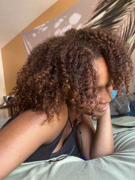 Type 4 Hair Color Ideas, Brown Highlights On Natural 4c Hair, Coily Hair Color Ideas, Sunkissed Hair Brunette Curly, Light Brown Afro, Natural Hair Dye Ideas, Honey Brown Hair Color, Mocha Brown Hair, Big Chop Natural Hair