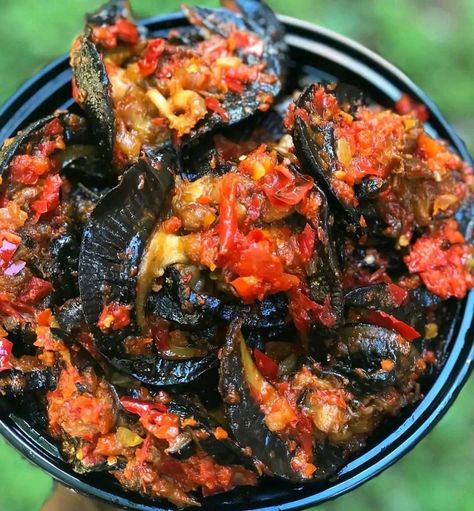 Food fashion - MENU: PEPPERED SNAILS RECIPE: Snails Red... Creamy Garlic Snails Recipe, Garlic Snails, Snail Food Recipes, Peppered Snail, Snail Recipes, Nigerian Pepper Soup Spices, Nigerian Peppered Snail, Naija Food, Escargot Recipe