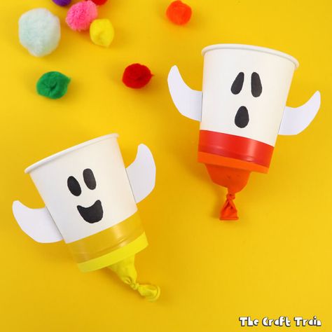 Make some cute and friendly ghost pom pom poppers as a fun Halloween craft for kids. Pom pom poppers are simple to make and are a cool DIY toy! Pom Pom Popper, Scary Halloween Crafts, Halloween Ghost Craft, Mummy Crafts, Halloween Art Projects, Halloween Infantil, Ghost Crafts, October Crafts, Fun Halloween Crafts