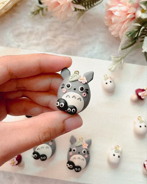 #polymerclay #polymerclayart #polymerclaycreations #polymerclayartist #polymerclaysculpture #totoro #studioghibliart #studioghibli # Totoro Polymer Clay, Totoro Clay Sculpture, Totoro Charm, Totoro Clay, Cute Totoro, Skate 3, Clay Keychain, Clay Magnets, Polymer Clay Flower Jewelry