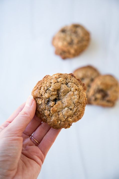 These healthy almond flour and oatmeal cookies are soft baked to perfection thanks to almond butter, which gives them a lovely chew, and whole rolled oats. They have less sugar and more fiber than regular gluten-free oatmeal cookies and are also dairy-free. You can use raisins or chocolate! Oatmeal Cookies With Almond Flour, Low Sugar Oatmeal Cookies, Healthy Oatmeal Raisin Cookies, Cookies With Almond Flour, Fruit Oatmeal, Oatmeal Cookie Recipes Healthy, Oatmeal Raisin Cookies Healthy, Oatmeal No Bake Cookies, Gluten Free Oatmeal Cookies