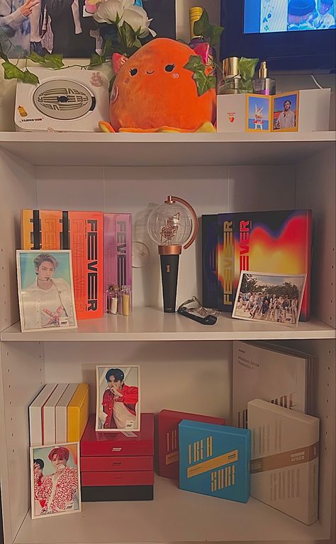 Ateez Room Aesthetic, Ateez Bedroom, Lightiny Ateez Decoration, Ateez Room Decor, Kpop Display, Photocard Display, Kpop Albums Shelf, Ateez Merch, Kpop Shelf