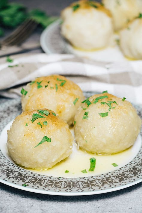 A version of German potato dumplings with boiled and raw potatoes Pan Salvadoreño, German Potato Dumplings, Potato Dumpling Recipe, German Food Recipes, German Food Authentic, Food Authentic, German Dishes, German Cooking, Oktoberfest Food