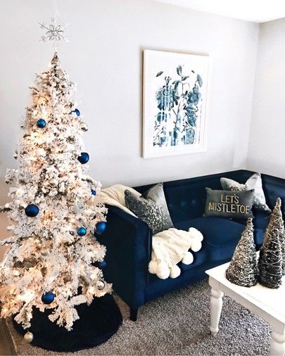 Blue Christmas Bedroom, Living Room Decor For Christmas, Living Room For Christmas, Decor Natal, Blue Velvet Couch, Holiday Living Room Decor, Blue Couch Living Room, Watching Christmas Movies, Velvet Chesterfield Sofa