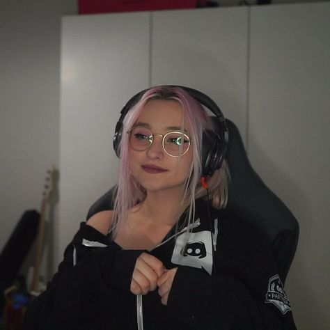 Niki Nihachu, Minecraft Stuff, Girl Swag, Attractive People, I Love Girls, Gamer Girl, Dream Team, Pink Hair