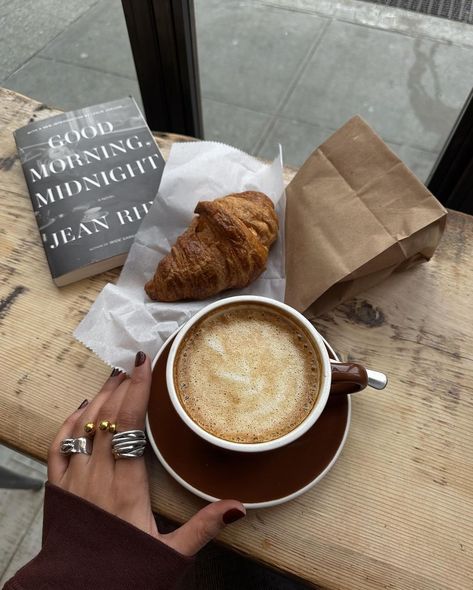 some favorite nyc coffee spots for oat lattes and hot chocolate | Instagram Nyc Coffee Shop, Nyc Coffee, Coffee Shop Aesthetic, Coffee Girl, Coffee Is Life, Coffee Enthusiast, The Breakfast Club, Autumn Aesthetic, Autumn Inspiration