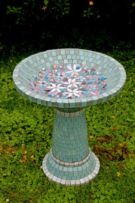 Bird Bath Mosaic, Bird Baths Diy, Bee Baths, Mosaic Bird Baths, Mosaic Bird Bath, Mosaic Tiles Crafts, Eclectic Tile, Mosaic Birdbath, Mosaic Art Diy