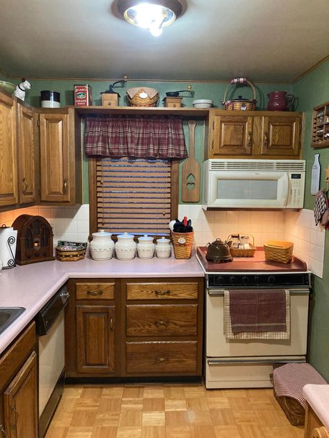 Granny Core House, Cowboy Kitchen Ideas, Old Kitchen Decor, Grandma’s House, Cozy Grandma House Aesthetic, Vintage Cozy Home, Retro House Aesthetic, Grandmas House Aesthetic, Grandmacore Kitchen