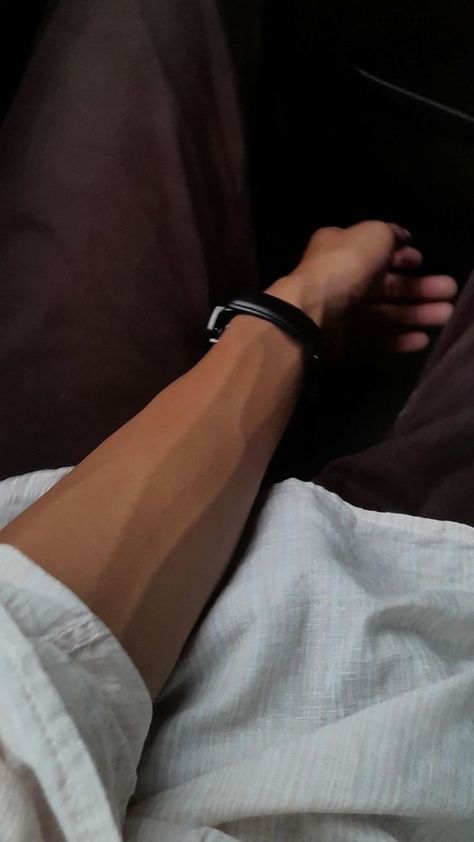 Boys Hide Face Pic Aesthetic, Hand Veins Men Aesthetic, Boy Snaps Pic Hide Face, V-line Men, Arm Veins, Veiny Arms, Hand Veins, Boy Snaps Pic, Compression Shirt Men