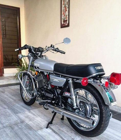 Yamaha Motorcycles Sports, Yamaha Rx 135, Yamaha Rd350, Vintage Honda Motorcycles, Honda Super Cub, Scrambler Custom, Motorised Bike, Yamaha Bikes, Moped Scooter