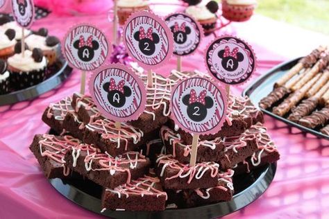 Minnie Mouse brownies Minnie Mouse Birthday Party Ideas, Minnie Mouse Theme Party, Fiesta Mickey Mouse, Birthday Minnie Mouse, Minnie Mouse 1st Birthday, Minnie Mouse Theme, Girl Bday Party, Minnie Party