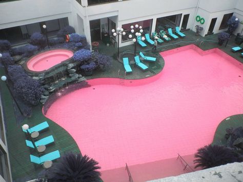 Perfect pink pool Punk Summer, Pink Pool, Pretty Punk, Grunge Hippie, Glitter Rosa, I Believe In Pink, Modern Pools, Dream Pools, Nature Artwork