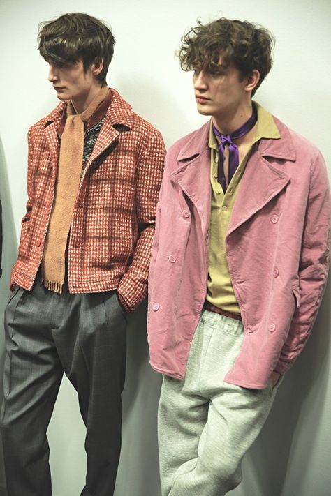 Crumpled pastel clothes backstage at Bottega Veneta AW15 Milan. See more here: http://www.dazeddigital.com/fashion/article/23260/1/bottega-veneta-aw15 Unique Men’s Fashion, Colourful Mens Fashion, 70s British Punk Fashion, Maximalist Fashion Men, Beatnik Men, Colourful Outfits Men, Colorful Menswear, Mode Poses, Casio Vintage