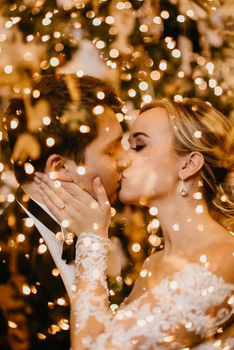 Christmas Couple Pictures, Pictures Winter, Winter Wedding Photos, Photography Christmas, Couples Pictures, Wedding Photography Tips, Winter Wonderland Wedding, Wedding Photos Poses, Christmas Couple