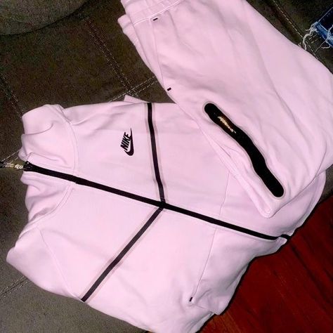 Nike Tech Tracksuits Woman, Pink Nike Tech Fleece, Pink Tech Nike, Pink Nike Tech Outfit, Tech Nike Girl, Nike Fitness Outfits Women, Nike Tech Colors, Ensemble Nike Rose, Ensemble Nike Tech