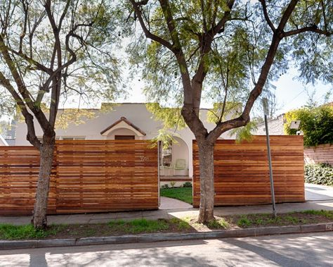 A tall, cinnamon-colored wood fence gives privacy and curb appeal to the front of the home. The address is called out in simple, clean-lined numbers. Cedar Wood Fence, Yard Privacy, Home Fencing, Wood Privacy Fence, White Trellis, Glass Fence, Natural Fence, Concrete Fence, Horizontal Fence