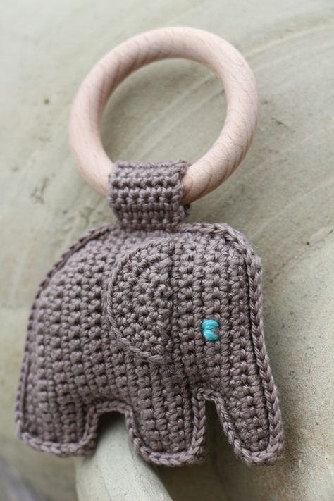 Bijtring met olifant – Made by Lalyn Baby Gilet, Crochet Carpet, Baby Teething Toys, Knit Basket, Haken Baby, Newborn Crochet, Crochet Rose, Baby Rattle, Crochet For Kids