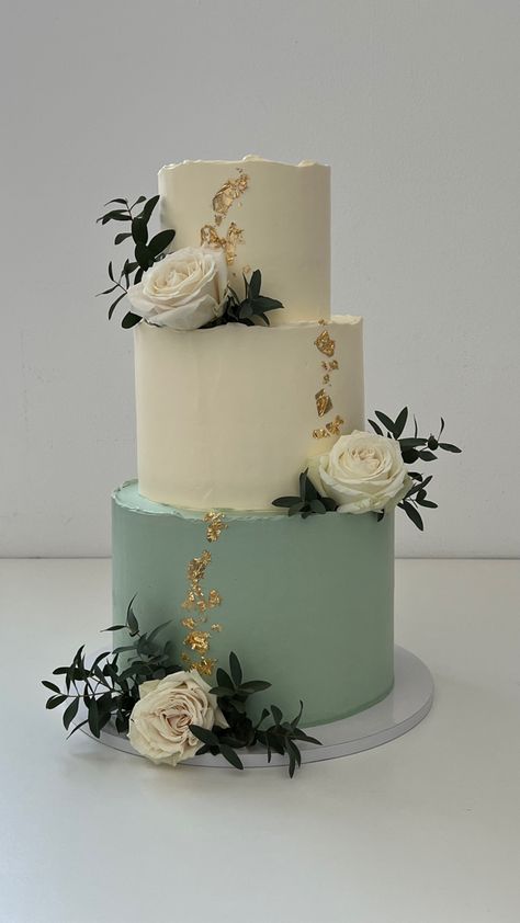 Green White Gold Wedding, White Gold Wedding Cake, Cake On Stand, Classy Wedding Cakes, White And Gold Wedding Cake, Green Wedding Cake, 16 Cake, Green Cake, Green Themed Wedding