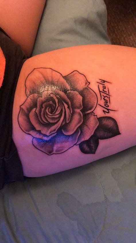 Rose tattoo #phora Phora Yours Truly Tattoo, Baddie Tattoos, Woman Tattoos, Simple Rose Tattoo, Cute Thigh Tattoos, Rose Tattoo Thigh, Rose Tattoos For Women, Tattoo Time, Hand And Finger Tattoos