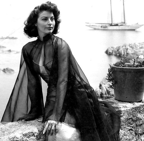 gatabella: ““The plane arrived and Ava Gardner appeared. She started descending the steps, luminous as a day. I remember her, fixed on my retina and in my feelings, wearing a suit jacket, a blouse and a natural silk scarf around her neck. She had a... Eva Gardner, Ava Gardner Photos, Ava Gardener, The Flying Dutchman, Yvonne De Carlo, Vintage Hollywood Glamour, Sofia Loren, Flying Dutchman, Ava Gardner