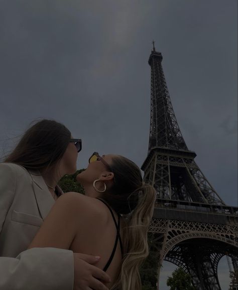 Aesthetic Sapphic, Paris Honeymoon, Paris Couple, Girlfriend Goals, Couple Relationship, Photo Couple, Cute Aesthetic, Future Life, Travel Couple