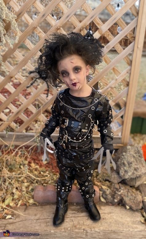 Edward Scissorhands Kids Costume, Edward Scissorhands Costume, Tim Burton Beetlejuice, Baby Girl Halloween Costumes, Johnny Depp Movies, Homemade Costume, Edward Scissorhands, Baby Girl Halloween, Diy Costumes Kids