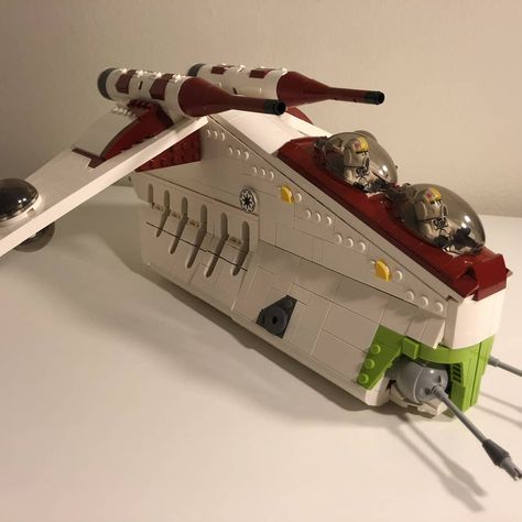 Republic Gunship MOC - The gunship is minifigure scale and has 1400+ parts and costs ~$130 to build - Instructions are $15 USD and include… Republic Gunship, Lego Jedi, Lego Clones, Lego Spaceship, Awesome Lego, Star Wars Vehicles, Lego Mocs, Lego Space, Custom Toys