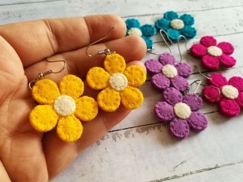 Cadeau St Valentin, Wool Felt Fabric, Felted Earrings, Fabric Crafts Diy, Needle Felting Tutorials, Felt Embroidery, Fabric Earrings, Felt Jewelry, Wool Crafts