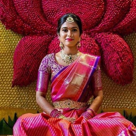 Wedding Flowers Purple, South Indian Wedding Saree, Bridal Sarees South Indian, Indian Bridal Sarees, Pattu Saree Blouse Designs, Wedding Saree Blouse, Wedding Purple, Wedding Saree Blouse Designs, Traditional Silk Saree