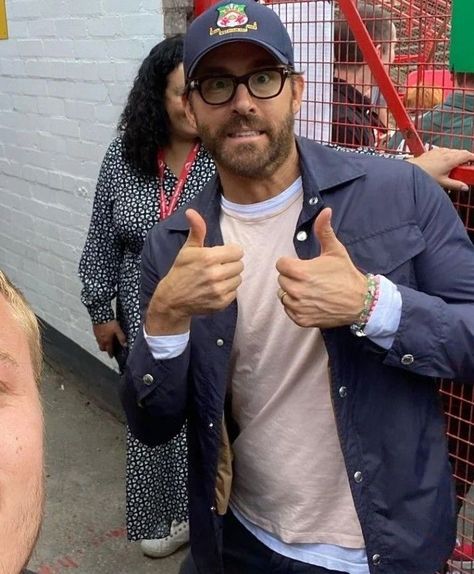 Ryan Reynolds Aesthetic, Ryan Reynolds Blade, Blake And Ryan, Ryan Reynolds, Cute Celebrities, Jacket Outfits, Celebrity Crush, Thumbs Up, Men Dress