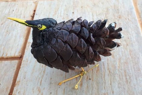 Pinecone Birds, Funny Pictures Of Animals, Animals In Clothes, Takken Decor, Pinecone Crafts Christmas, Siskin, Pine Cone Art, Acorn Crafts, Pictures Of Animals