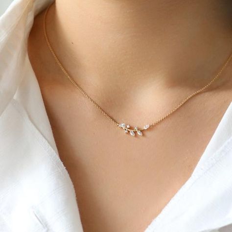 Sun Circle, Circle Ideas, Pear Shaped Diamond Necklace, Jewelry Necklace Simple, Sun Jewelry, Feminine Necklace, Sun Necklace, Gold Chain Design, Gold Sun