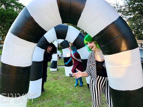 Beetlejuice Scarecrow, Beetlejuice Haunted House, Beetlejuice Party Games, Beetlejuice Yard Decor, Diy Sandworm Beetlejuice, Beetle Juice Trunk Or Treat, Beetlejuice Outdoor Decorations, Beetlejuice Tree, Beetlejuice Halloween Decorations Diy