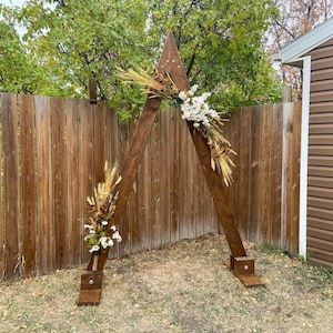 Diy Triangle Arch, Arbor Diy Plans, Wedding Arbor Diy, Arbor Diy, Arbor Plans, Diy Wedding Arbor, Backyard Trellis, Wedding Trellis, Arch Building