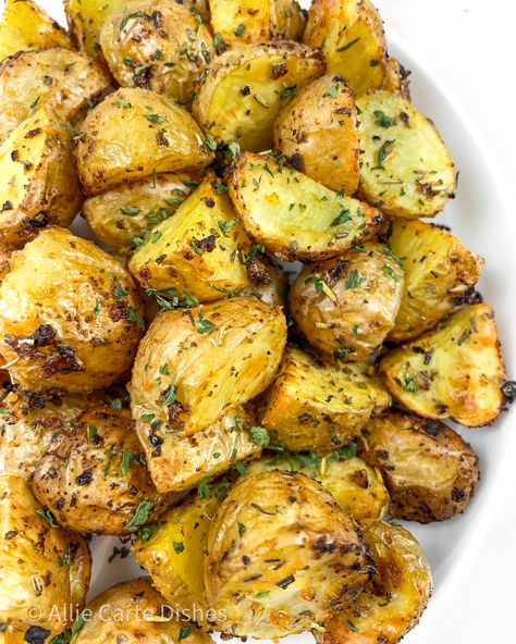 Air Fryer Baby Potatoes Air Fryer Baby Potatoes, Potatoes In Air Fryer, Parmesan Crisps Recipe, Potatoes In The Air Fryer, Ww Sides, Zucchini Chips Recipe, Baby Potato, Crockpot Pork Tenderloin, Potatoes In Oven