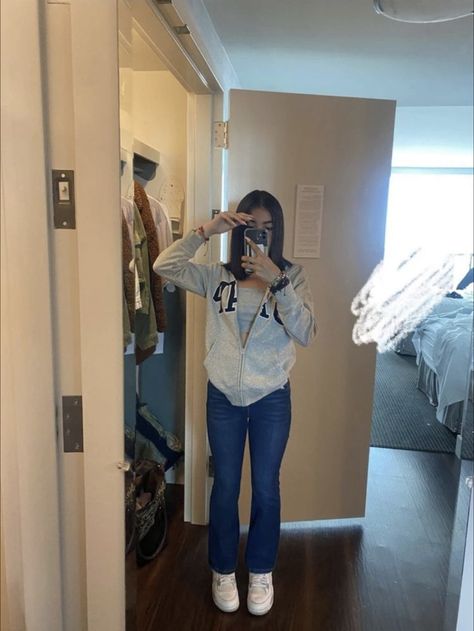 Dark Blue Jeans Outfit, Light Blue Jeans Outfit, Blue Jeans Outfit, Light Blue Sweatshirt, Blue Jean Outfits, Latina Fashion Outfits, Jeans Outfit Casual, Latina Fashion, Light Jeans