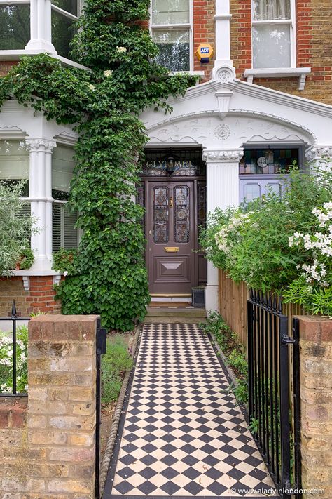 London Doors, Houses In London, Victorian Front Garden, Checkered Tile, London Houses, Front Gardens, Notting Hill London, London Townhouse, London Interior