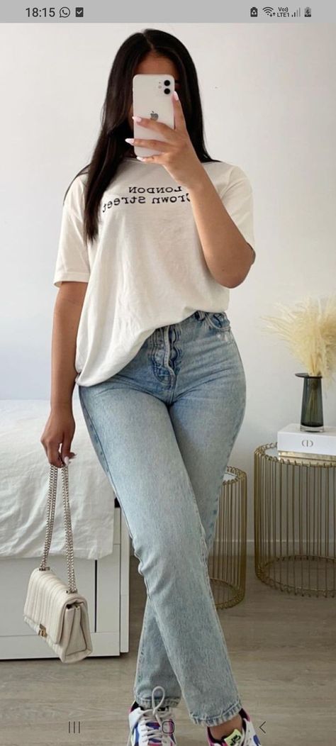 Basic College Outfits, White Oversized Tshirt, Oversized Tshirt Outfit Jeans, Af1 White, Blue Wide Leg Jeans, Cardigan Blazer, Cute Modest Outfits, Chique Outfits, Stylish Work Attire