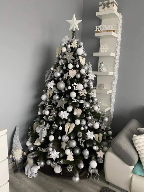 Natal Natural, Christmas Tree Inspo, Pretty Christmas Decorations, Wall Christmas Tree, Christmas Dreaming, Elegant Christmas Trees, Xmas Deco, Christmas Themes Decorations, Christmas Table Settings