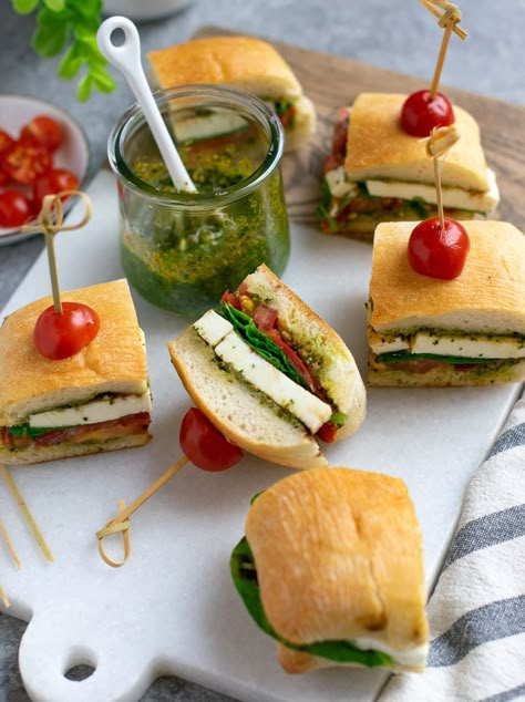 Pesto Vegetarian Sandwich, Mini Caprese Sandwich, Simple Picnic Food Ideas, Mini Sandwiches For Parties, Saltburn Party, Vegetarian Canapes, Sandwich Vegetarian, 33 Birthday, Vegetarian Sandwich Recipes