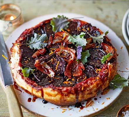 Bake our vegan tart for a showstopper at a dinner party. The bold red of beetroot against the green salad also makes it ideal for a meat-free Christmas Day Onion Tarte Tatin, Onion Tarte, Winter Vegetarian Recipes, Vegan Tarts, Food Savory, Beetroot Recipes, Vegetarian Christmas, Onion Tart, Savoury Recipes