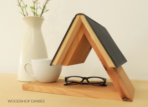 Diy Book Holder, Diy Book Stand, Diy Wood Gifts, Diy Storage Trunk, Diy Dresser Plans, Diy Corner Shelf, Woodshop Diaries, Trivets Diy, Book Holder Stand