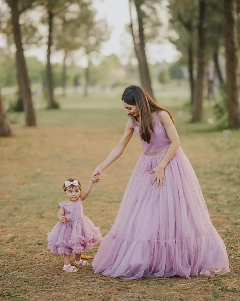 Twining Outfits Mother Daughters, Mom Daughter Matching Dresses, Mom Daughter Outfits, Mother Daughter Fashion, Mother Daughter Matching Outfits, Dresses Western, Western Wear Dresses, Indian Bride Outfits, Fancy Frocks