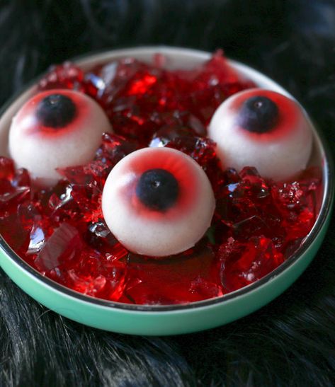 DIY gummy eyeballs! Just 4 ingredients and a spherical ice cube mold to make slimy jelly eyeballs for Halloween! Jelly Eyeballs, Gummy Eyeballs, Jello Brain, Lawn Ghosts, Halloween Jelly, Ghosts For Halloween, Scary Halloween Food, Christmas Finger Foods, Creepy Halloween Food