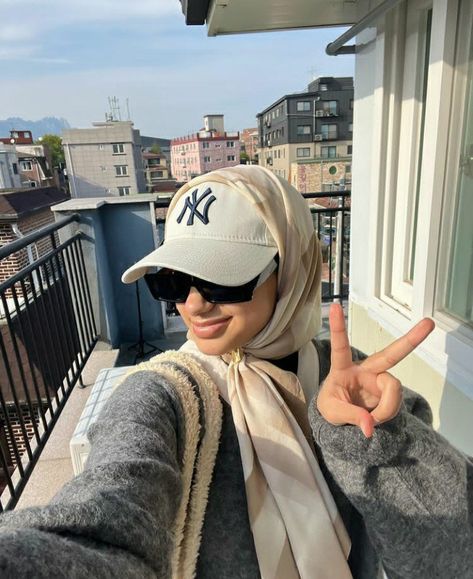 Hijabi Hat Outfits, Cute Modest Athletic Outfits, Hijab With Hat Style, Hats With Hijab, New Era Cap Outfit Woman, Street Wear Hijab, Modest Athletic Outfits, Hijab With Cap, Straw Hats Outfit