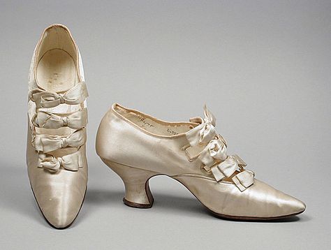 Edwardian Shoes, Historical Shoes, Victorian Shoes, Satin Shoes, Old Shoes, Edwardian Fashion, Vintage Boots, Evening Shoes, Womens Glasses