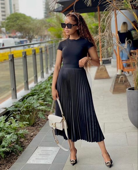 Modest Petite Fashion, Styling A Pleated Skirt, Outfit Jupe Plissee, Accordion Skirts, Pleated Skirt Outfit Black Women, Sundays Best Outfits, How To Style Pleated Skirt, Black Pleated Skirt Outfit, Print Skirt Outfit