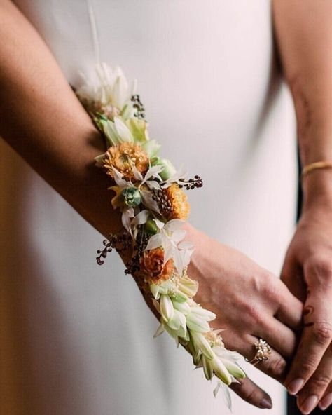 Arm Corsage Wedding, Arm Corsage, Bridesmaid Bouquet Alternatives, Flower Jewellery For Haldi, Small Bridal Bouquets, Fresh Flower Jewelry, Flower Jewelry Designs, Prom Flowers, Flower Corsage