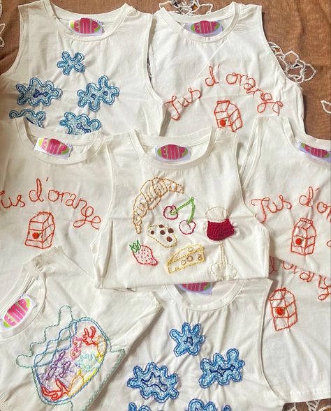 Tshirt Stitching Ideas, Tuscan Summer Outfits, Handmade Shirts Design, White T Shirt Embroidery, Embroidered Shirt Ideas, Patchwork Shirt Diy, Diy Tee Shirt, Funky Tops, 90s Embroidery