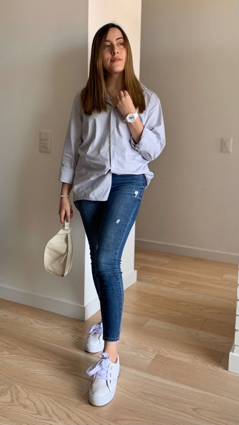 Camisa oversize gris, jean, tenis blancos #outfitoftheday #outfitinspiration #outfitinspiration Outfits Con Jeans, Fashionable Work Outfit, Keds Style, Dressy Casual Outfits, Uni Outfits, Design Line, Causual Outfits, Casual Chic Outfit, Casual Work Outfits